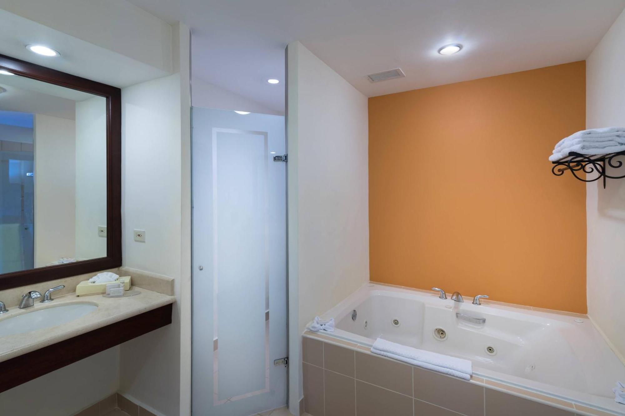 Courtyard By Marriott Santo Domingo Hotel Exterior photo