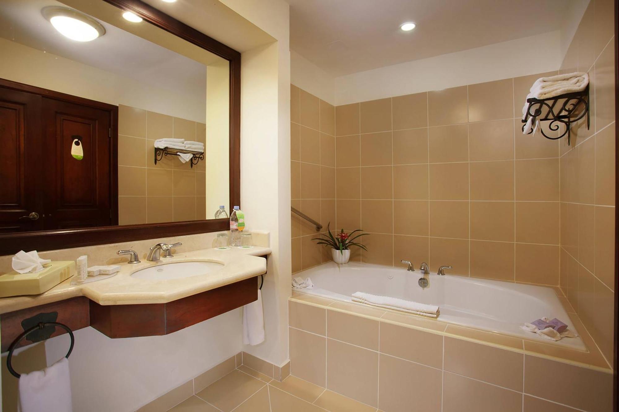 Courtyard By Marriott Santo Domingo Hotel Exterior photo